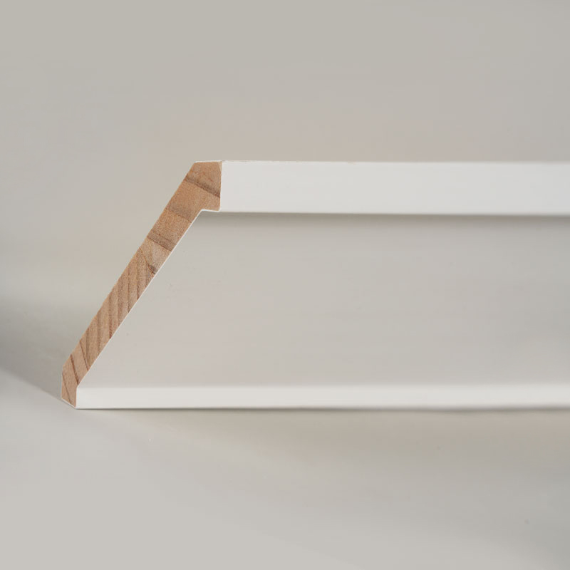 Modanatura a corona in legno di pino (primerizzata con stucco e bianco perla) 3/5' x 4 1/4'