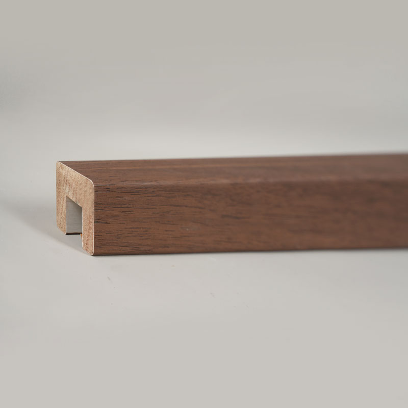 Corrimano per scale in legno massello (avvolto in PVC) - Colore noce scuro 1 1/6' x 1 1/6' Corrimano per scale in legno massello (avvolto in PVC) - Colore noce scuro 1 1/6' x 1 1/6'