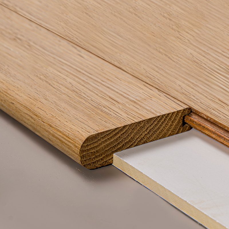 Profilo per scale in tronchi interi di quercia bianca (verniciatura non finita) – Rovere colore naturale –3/5'x2 15/16'