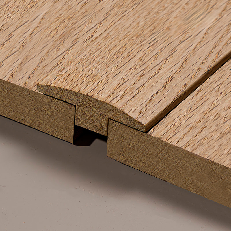Tronchi interi di quercia bianca con modanatura a T (verniciatura non finita) - colore rovere naturale 9/32'x1 31/32'